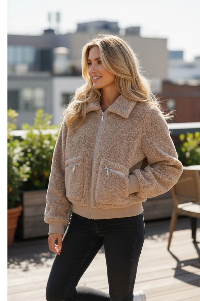 Veste pelucheuse d'hiver beige clair avec poches et fermeture éclair
