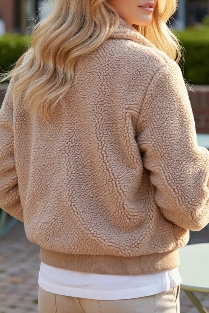 Veste pelucheuse d'hiver beige clair avec poches et fermeture éclair