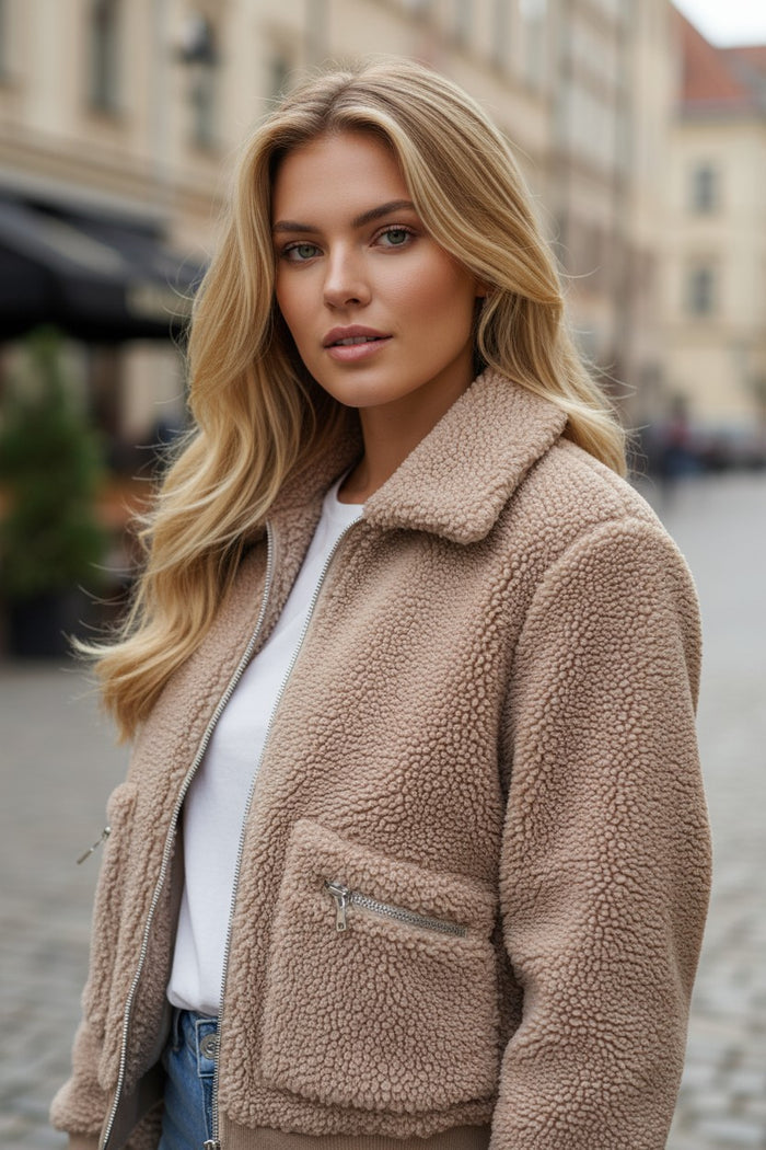 Veste pelucheuse d'hiver beige clair avec poches et fermeture éclair